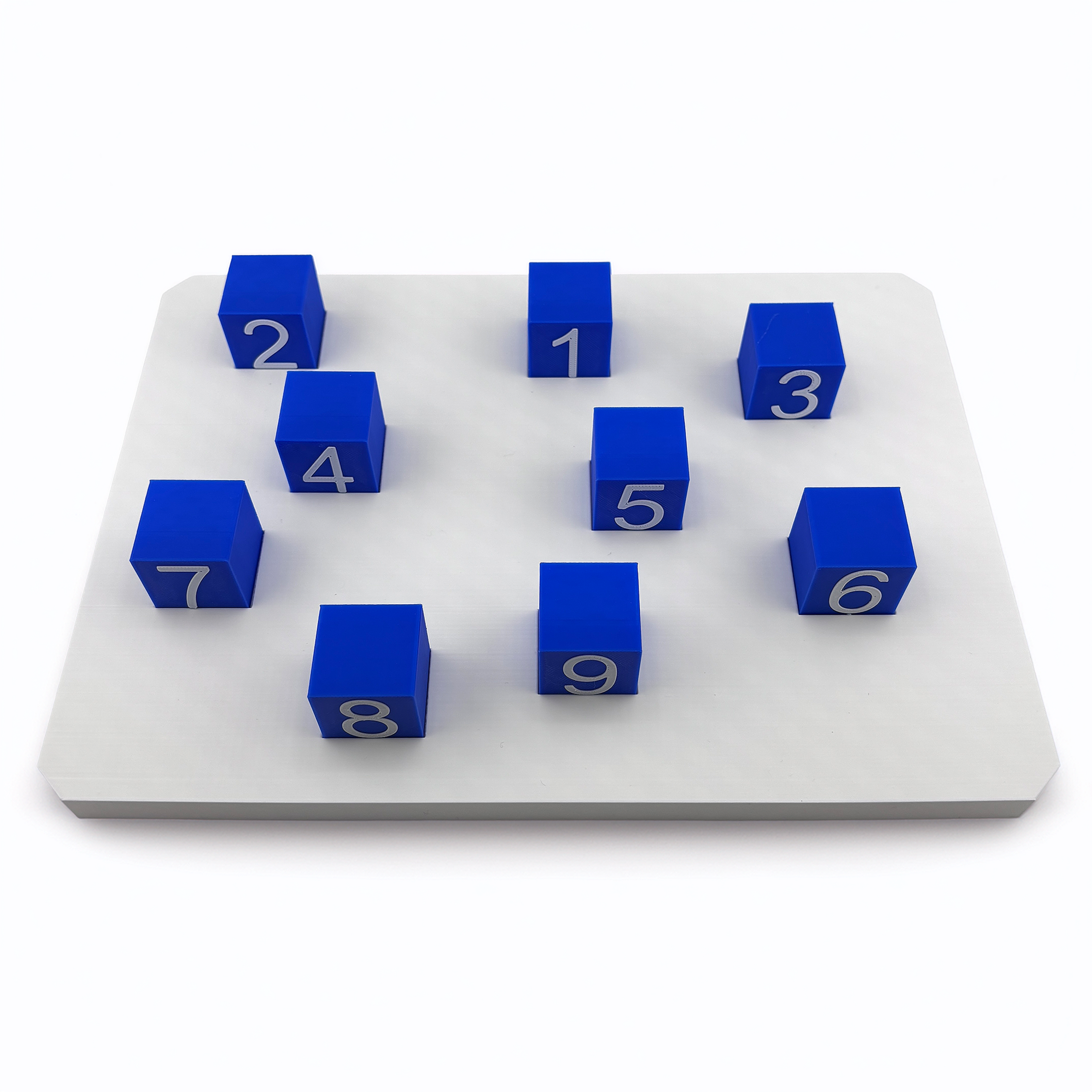 Vista cenital tablero Corsi Portuguesa distribución irregular 9 cubos azules evaluación clínica | Corsi Portuguesa board top view irregular distribution 9 blue blocks clinical assessment