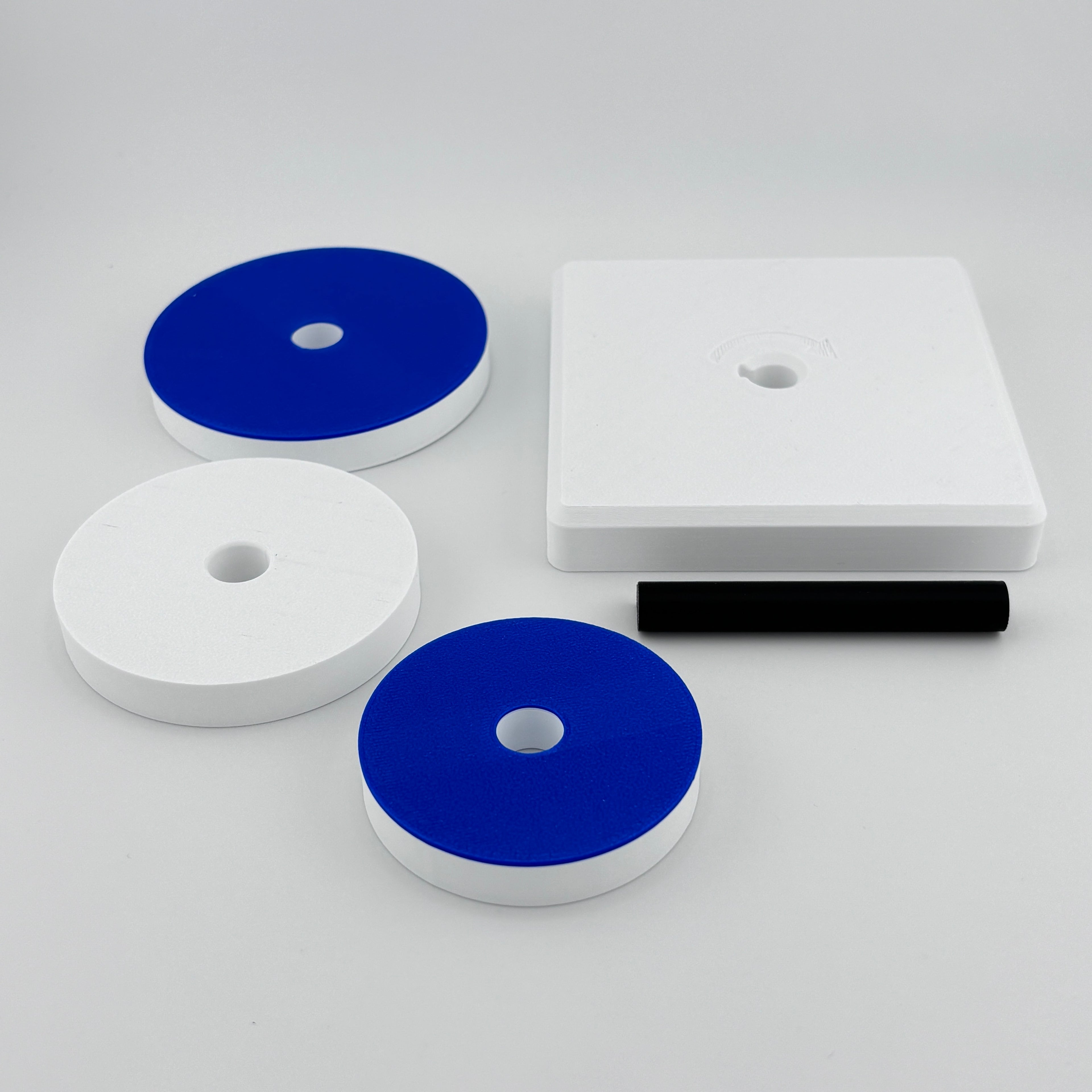 Disco y poste Merrill-Palmer-R base blanca poste negro y 3 discos material evaluación desarrollo
infantil | Merrill-Palmer-R disc peg white base black peg 3 discs child developmental assessment material