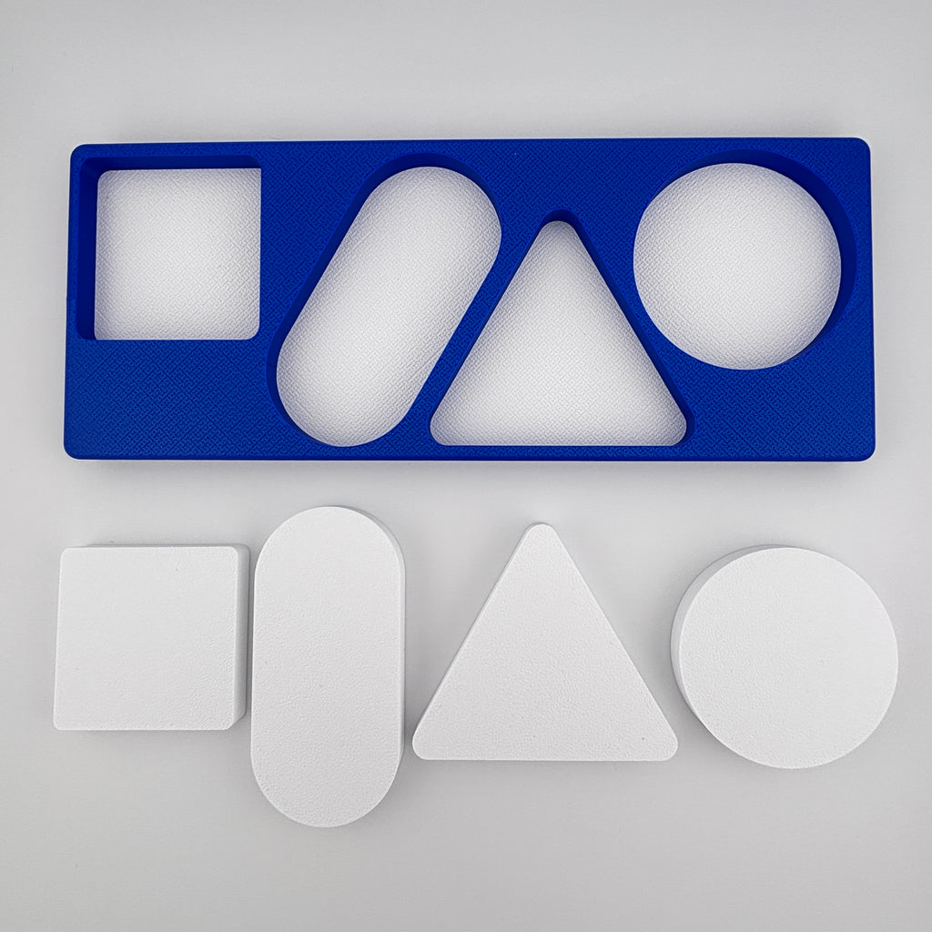 Tablero Merrill-Palmer-R azul con 4 huecos y 4 piezas blancas cuadrado ovalo triangulo circulo PLA evaluación | Merrill-Palmer-R blue form board 4 holes 4 white pieces square oval triangle circle PLA developmental assessment
