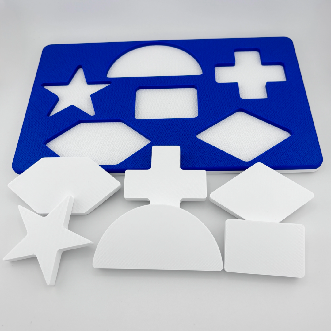 Vista cenital tablero Merrill-Palmer-R azul 6 formas con piezas blancas evaluación cognitiva preescolar | Merrill-Palmer-R blue 6 shape board top view white pieces preschool cognitive
developmental assessment