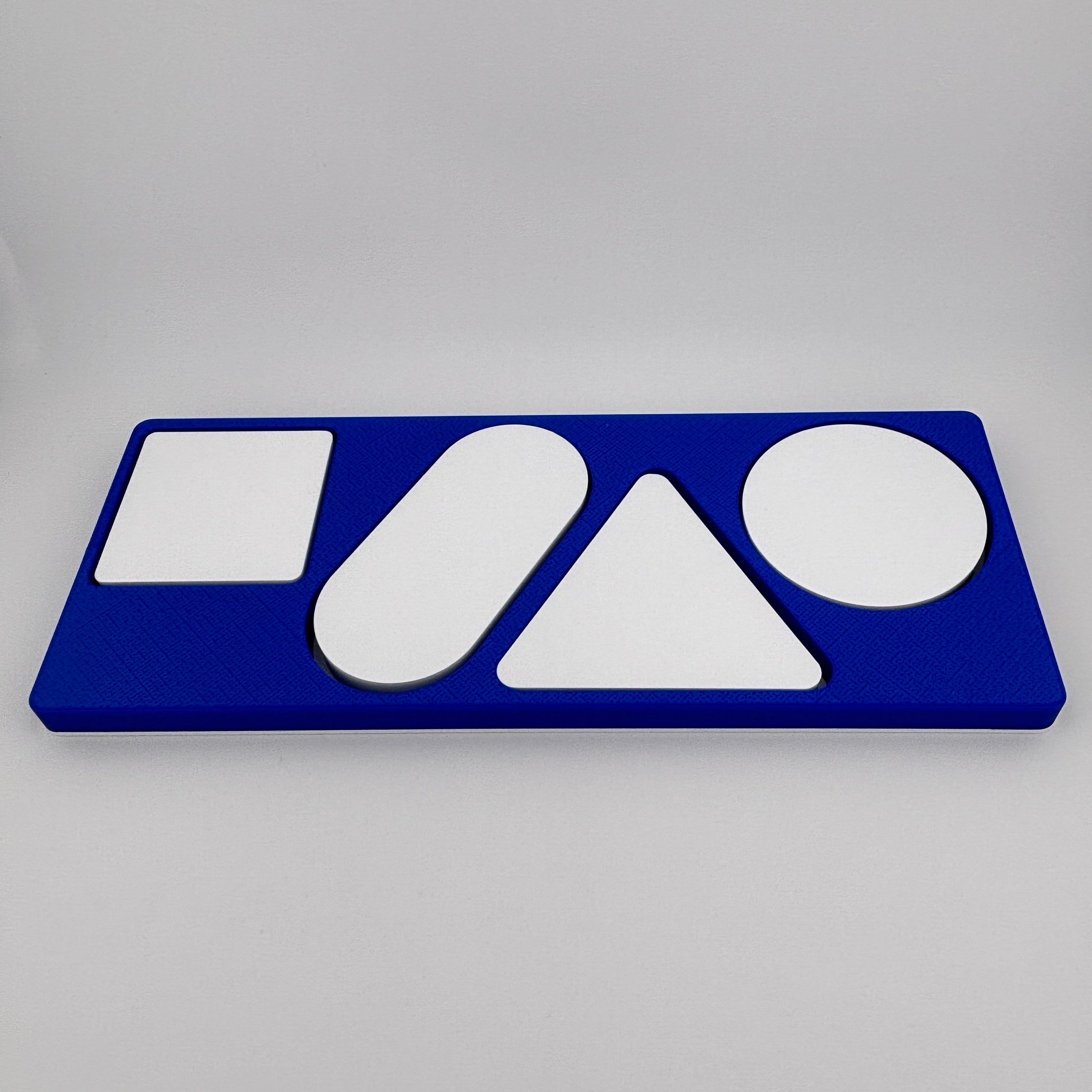 Vista cenital tablero Merrill-Palmer-R azul con 4 piezas blancas evaluación cognitiva preescolar PLA | Merrill-Palmer-R blue board top view 4 white pieces PLA preschool cognitive developmental assessment